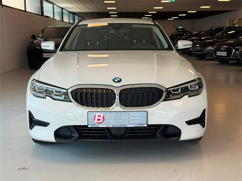 BMW 3 Series 2022 photo 2