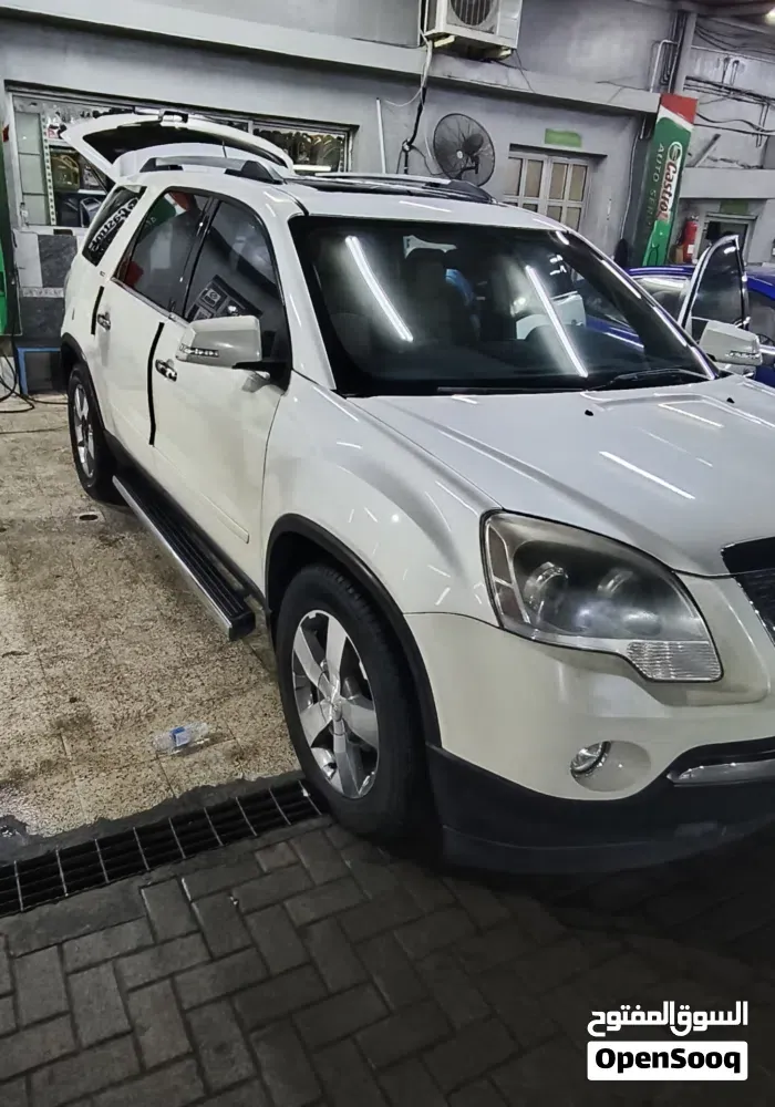 GMC Acadia 2011 photo 2
