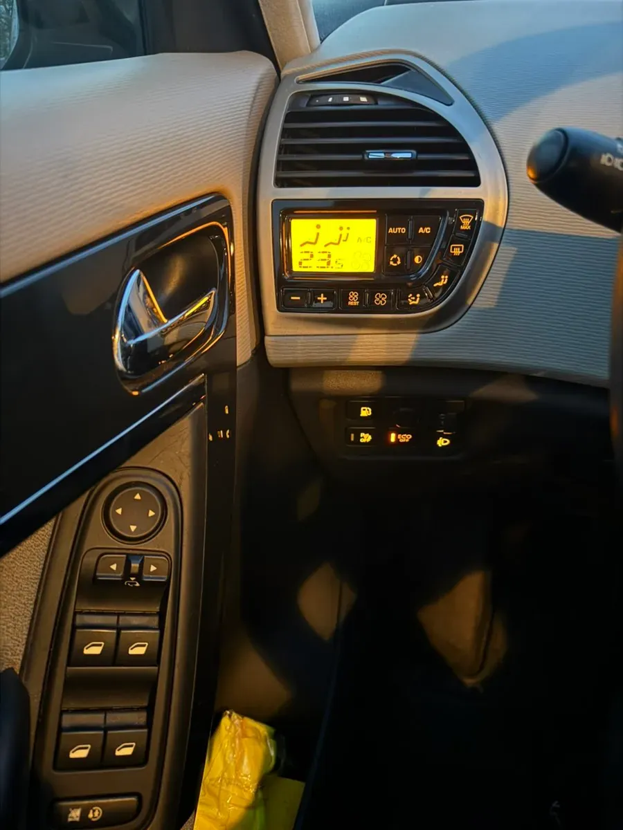 Citroen C4 Picasso 2011 photo 2