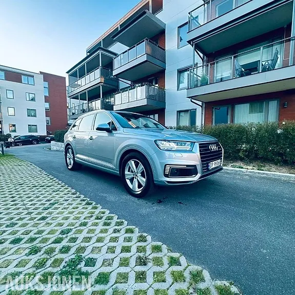 Audi Q7 2017 photo 2