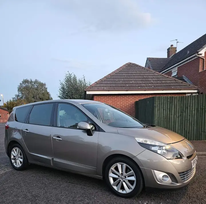 Renault Grand Scenic 2010 photo 2