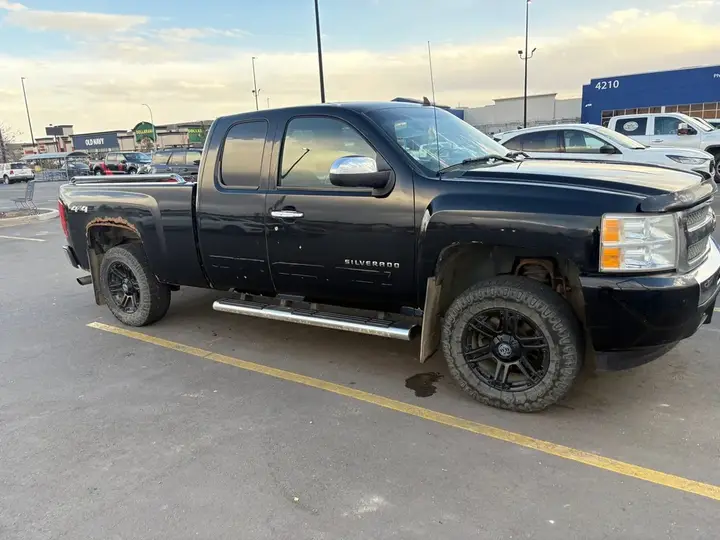 Chevrolet C/K Pickup 1500 2011 photo 2