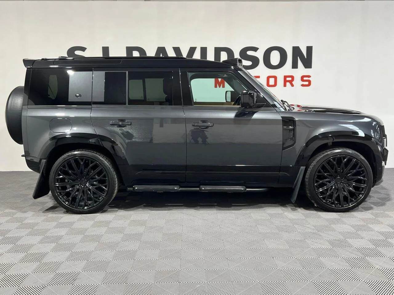 Land Rover Defender 2023 photo 2