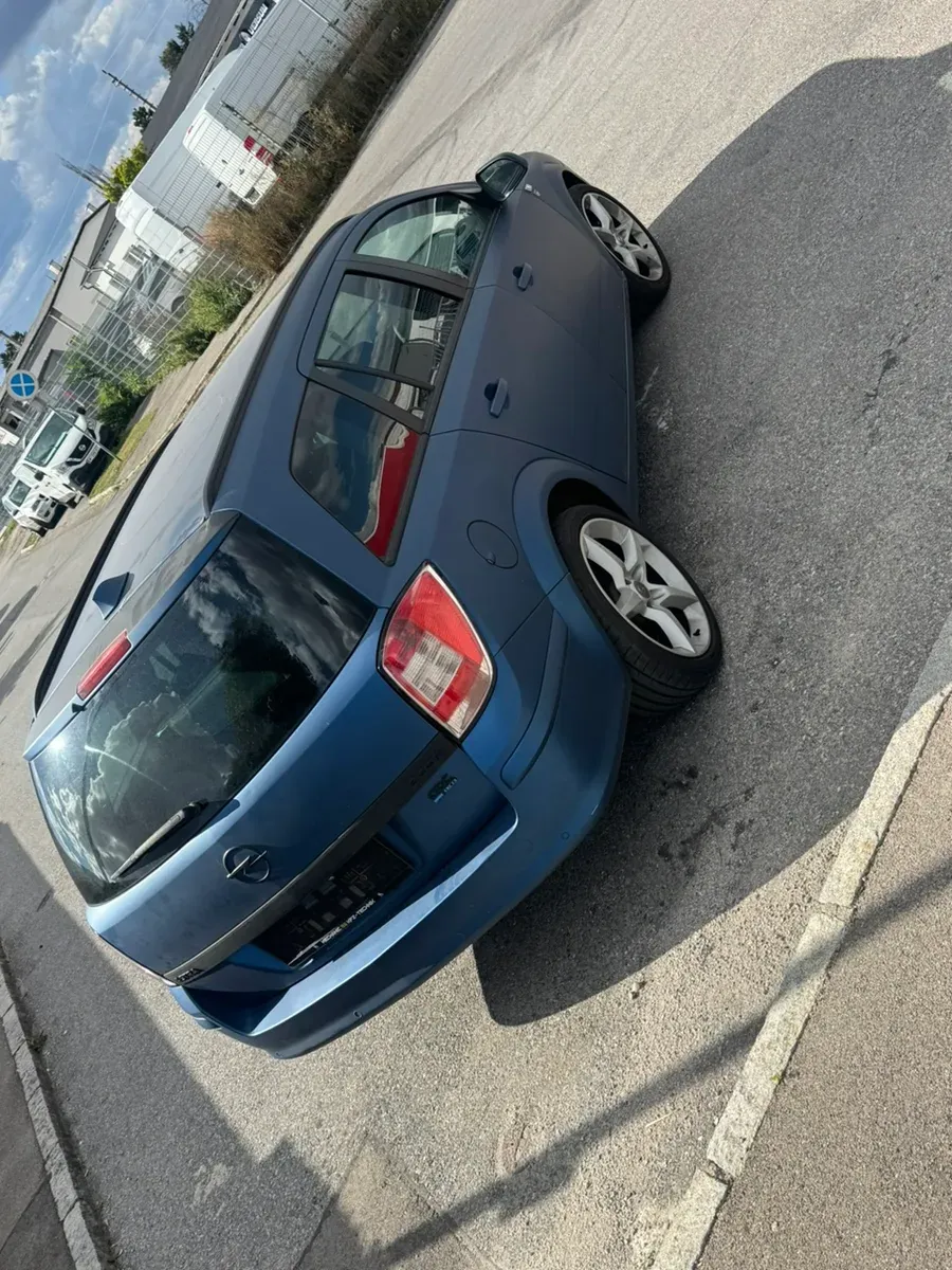 Opel Astra 2010 photo 2