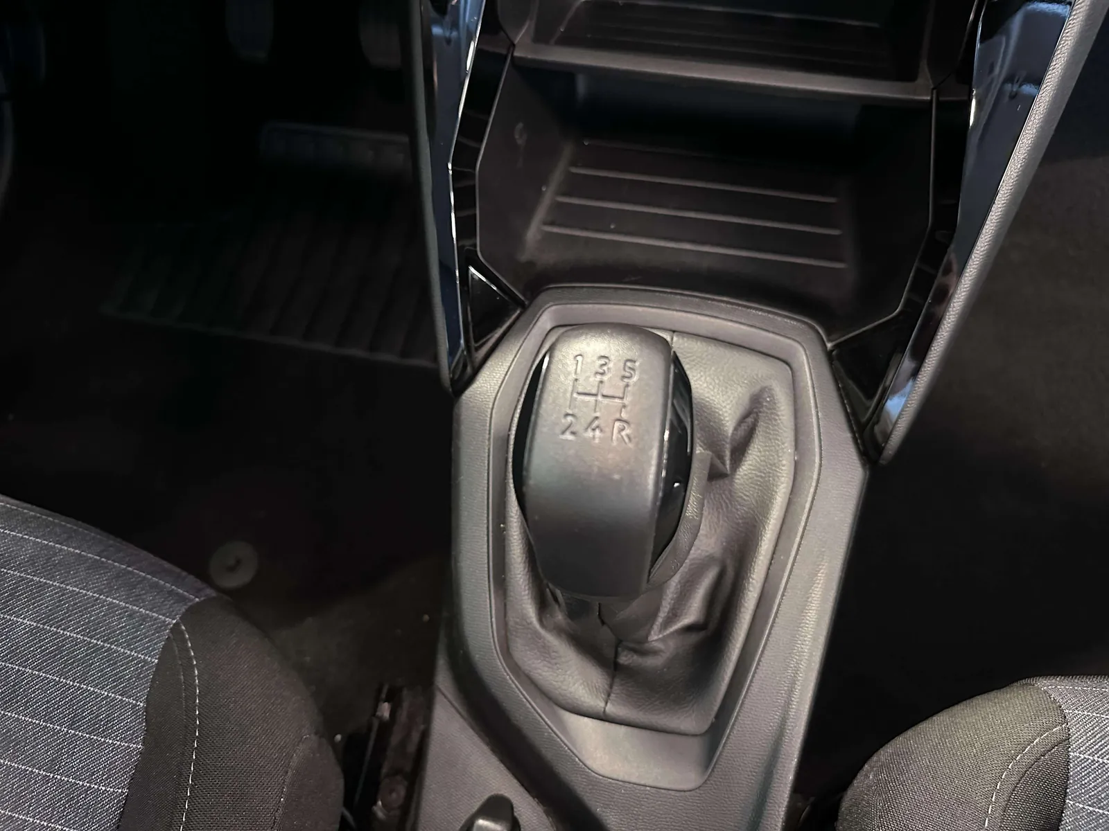 Peugeot 208 2022 photo 4