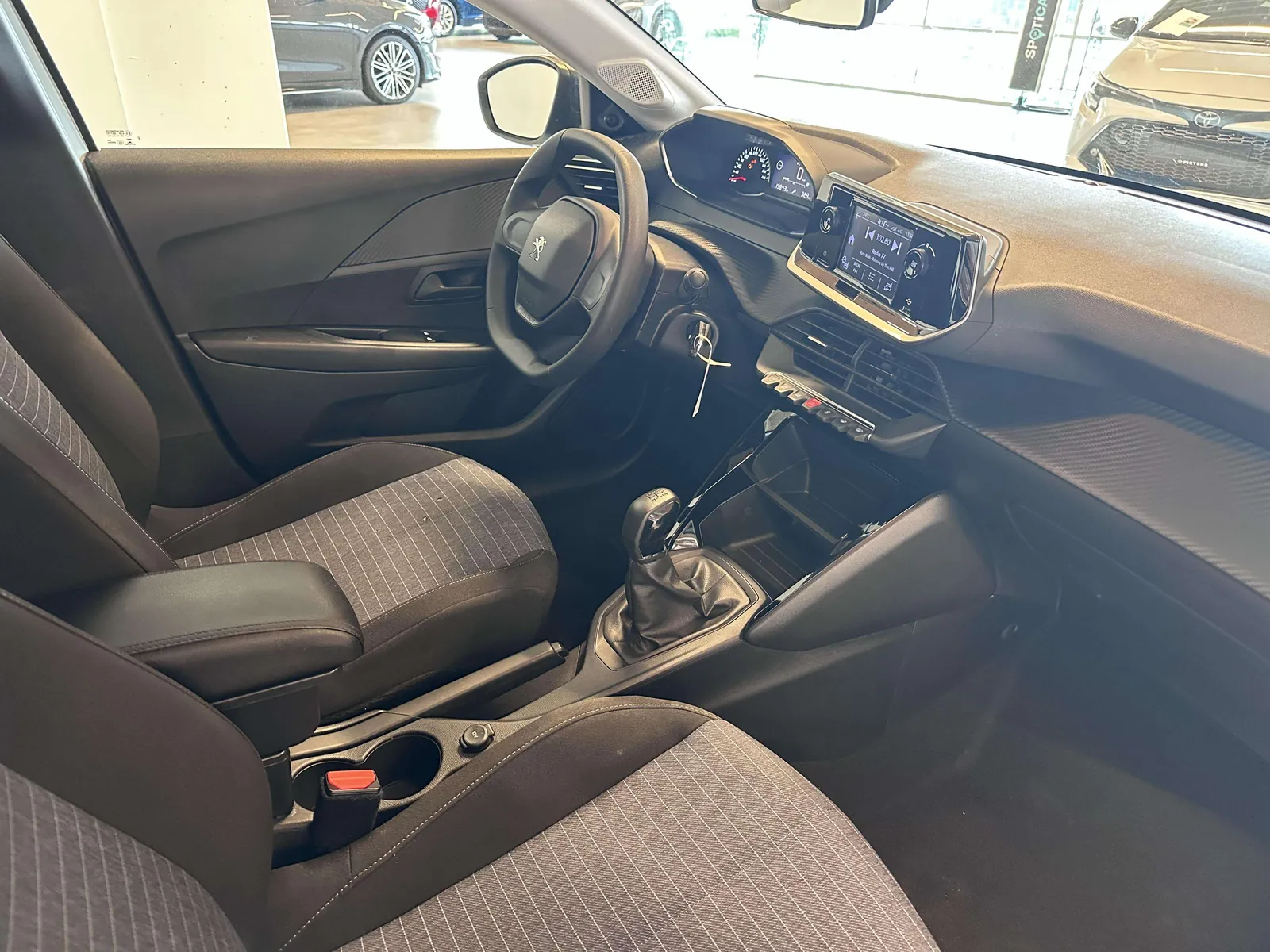 Peugeot 208 2022 photo 2