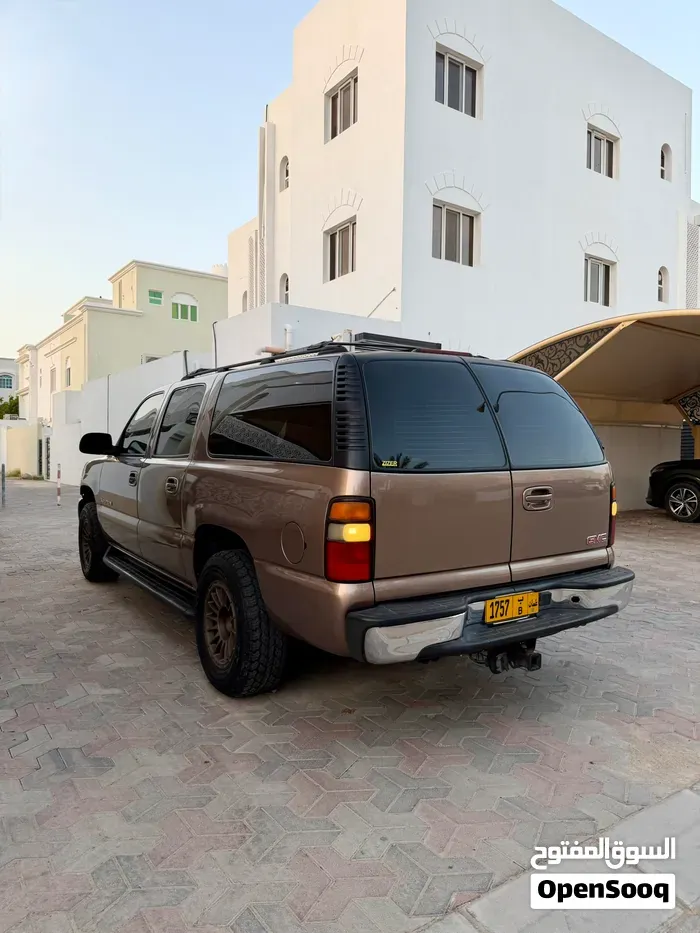 GMC Suburban 2004 photo 2