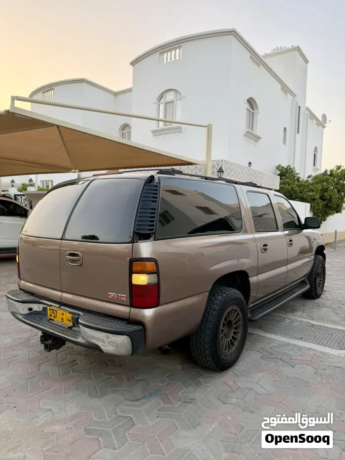 GMC Suburban 2004 photo 3