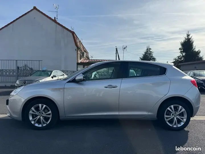 Alfa Romeo Giulietta 2011 photo 3