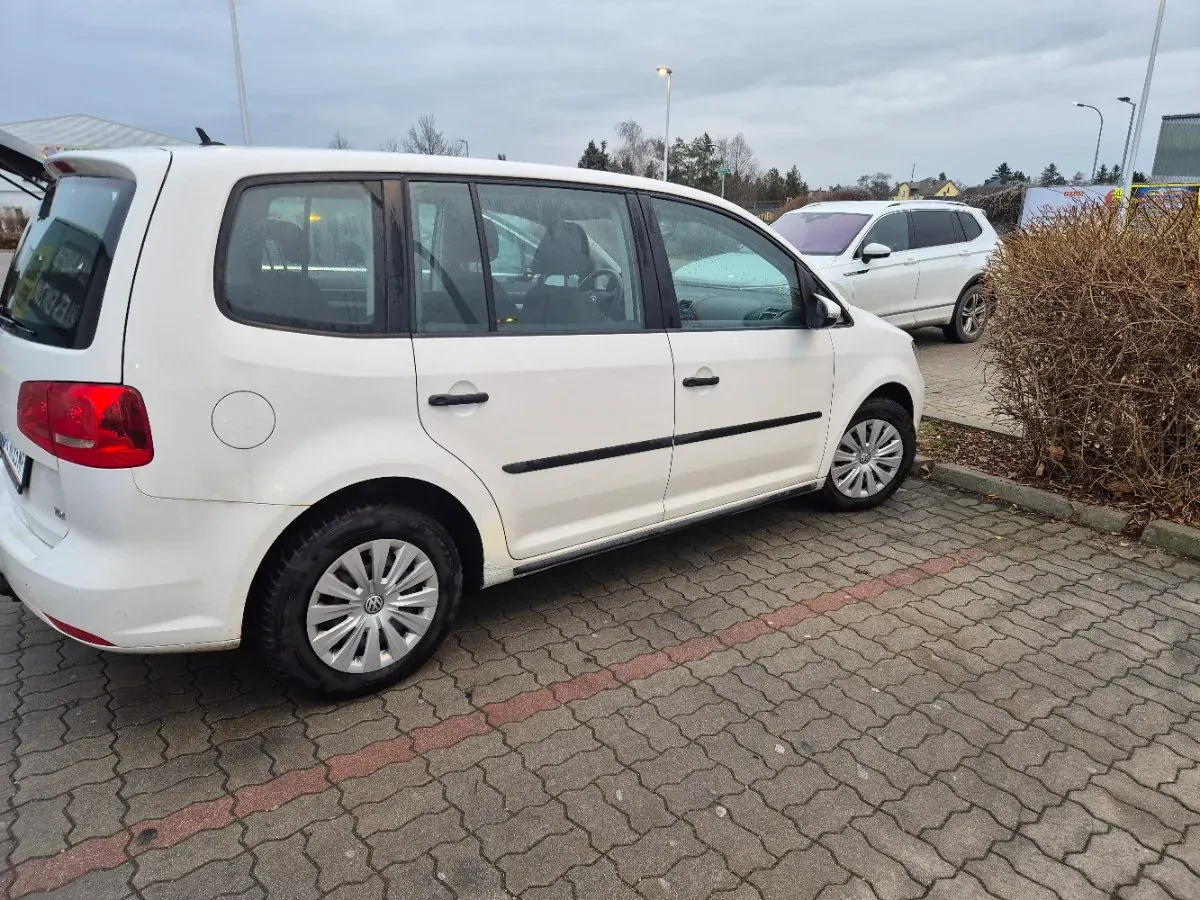 Volkswagen Touran 2011 photo 3