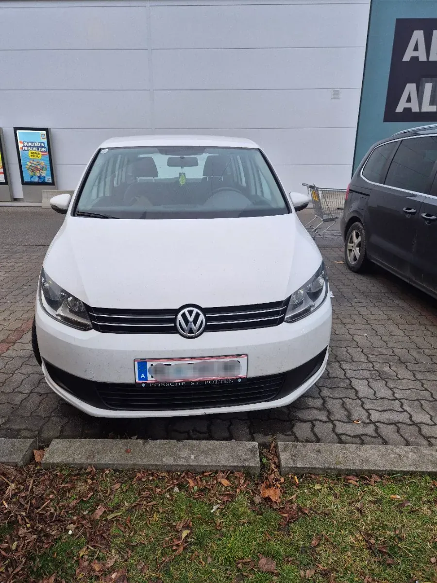 Volkswagen Touran 2011 photo 2