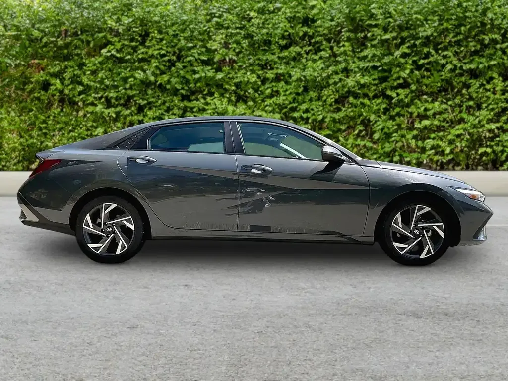 Hyundai Elantra 2025 photo 4
