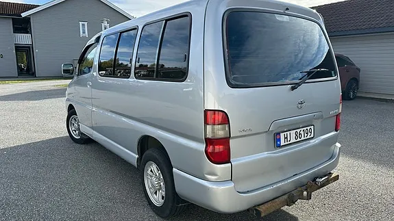 Toyota Hiace 2010 photo 2