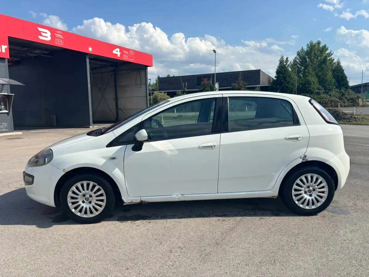 Fiat Punto 2011 photo 2