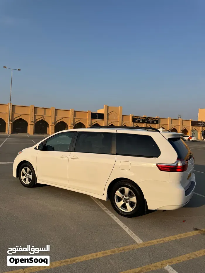 Toyota Sienna 2019 photo 2