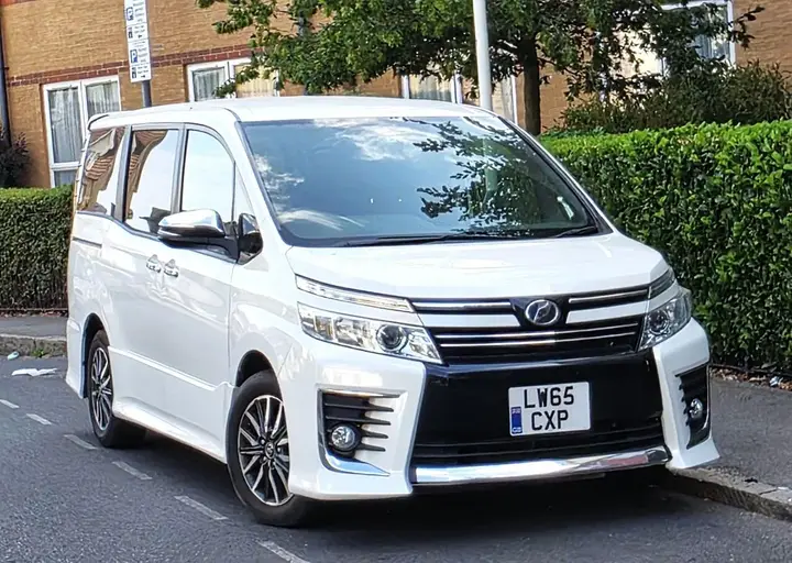 Toyota Voxy 2015 photo 2