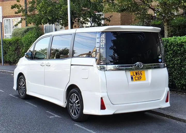 Toyota Voxy 2015 photo 4