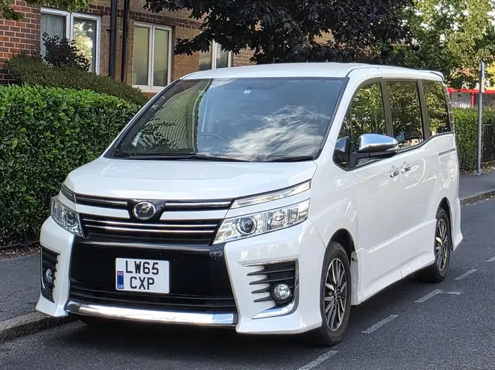 Toyota Voxy 2015 photo 3