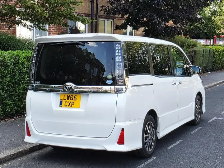 Toyota Voxy 2015 photo 5