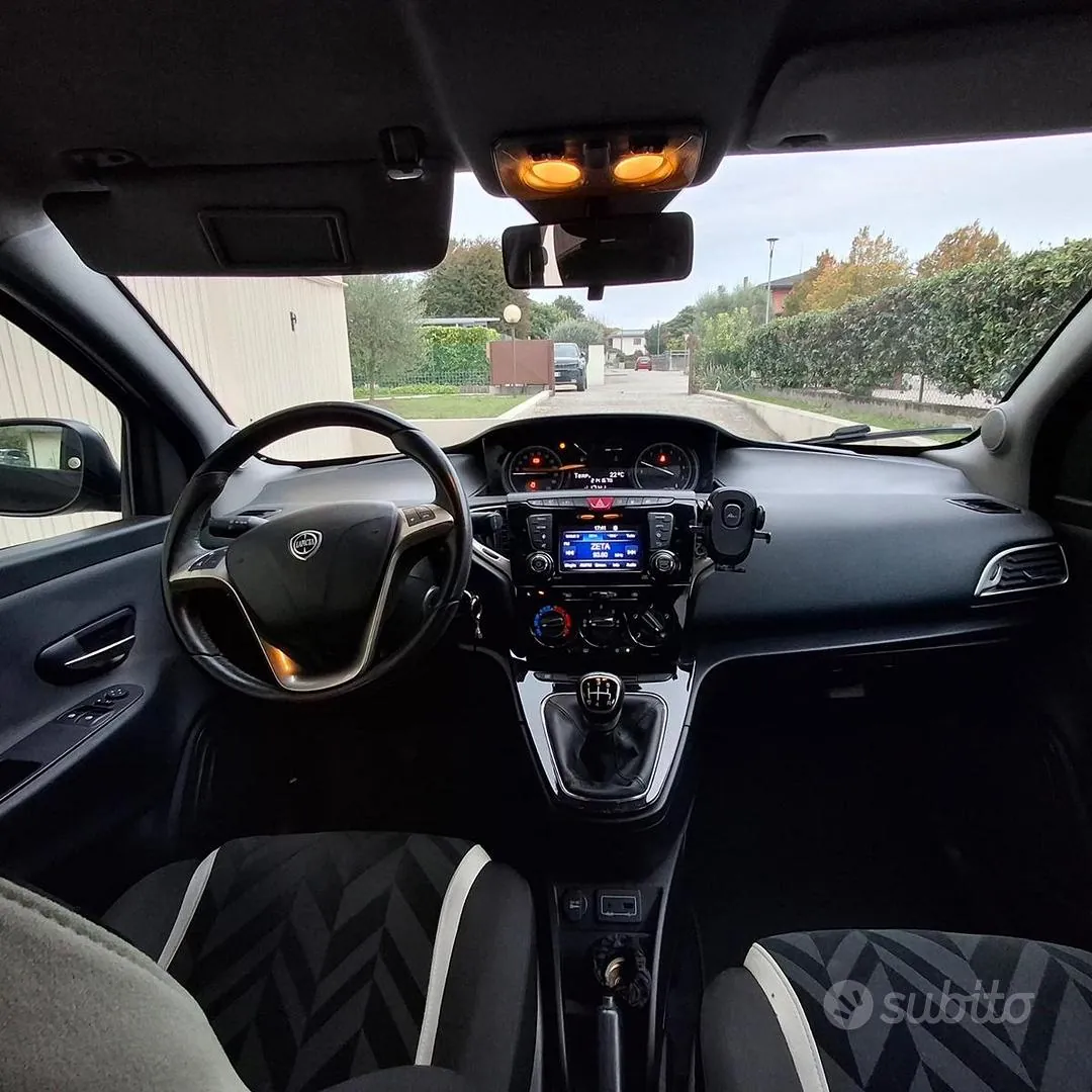 Lancia Ypsilon 2015 photo 2