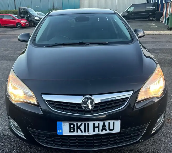 Vauxhall Astra 2011 photo 2