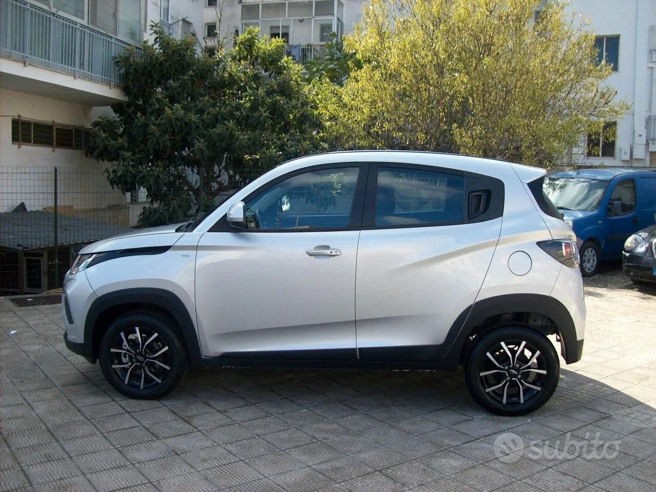 Mahindra Kuv100 2025 photo 2