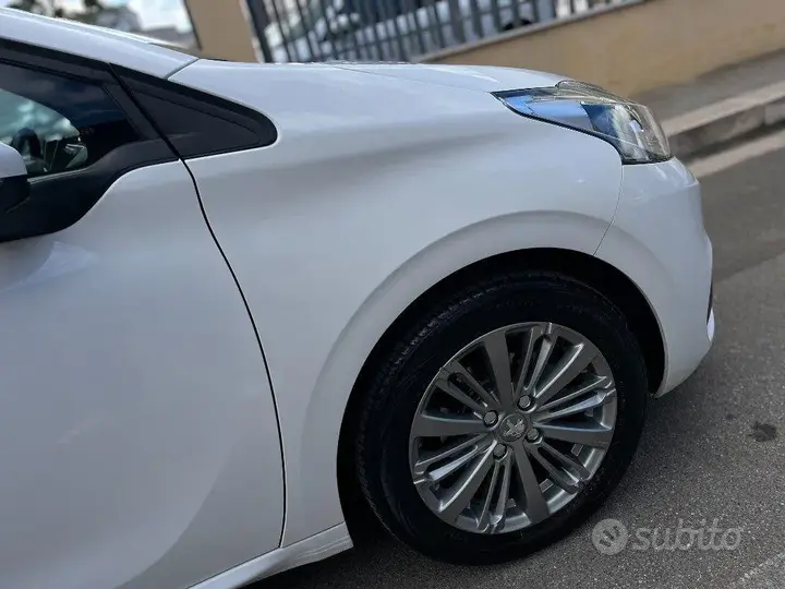 Peugeot 208 2016 photo 3
