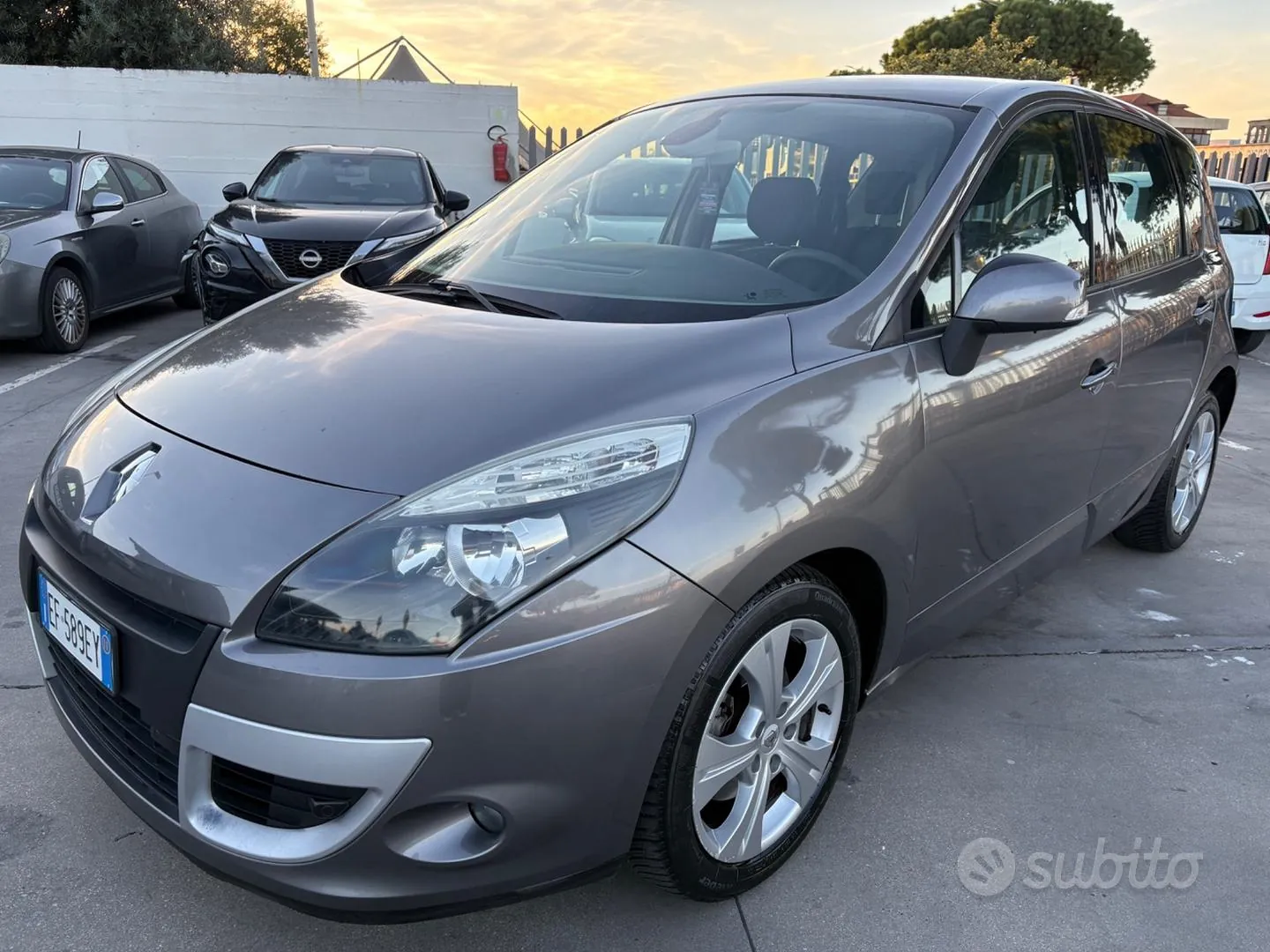 Renault Scenic 2011 photo 2
