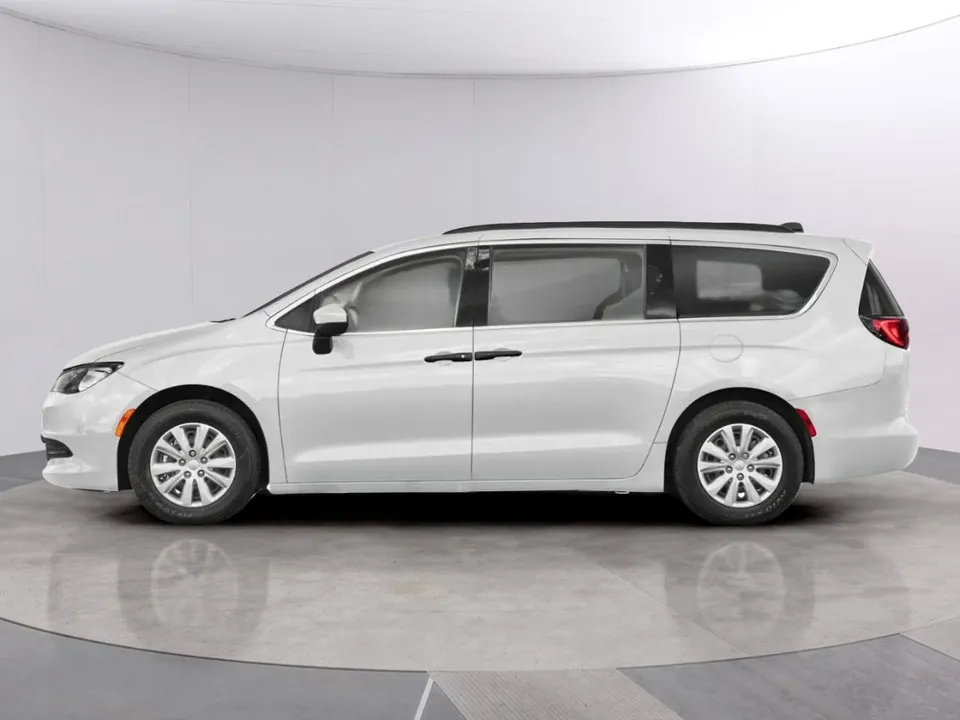 Chrysler Grand Caravan 2023 photo 3