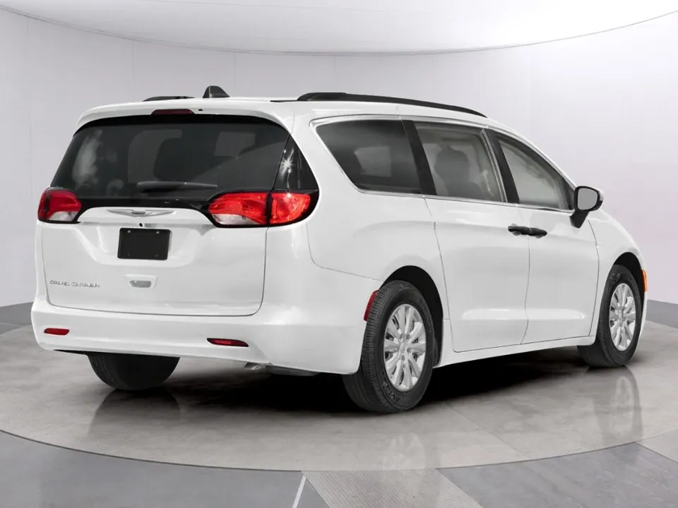 Chrysler Grand Caravan 2023 photo 2