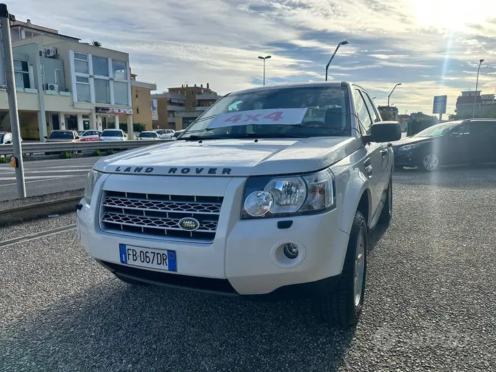 Land Rover Freelander 2010 photo 2