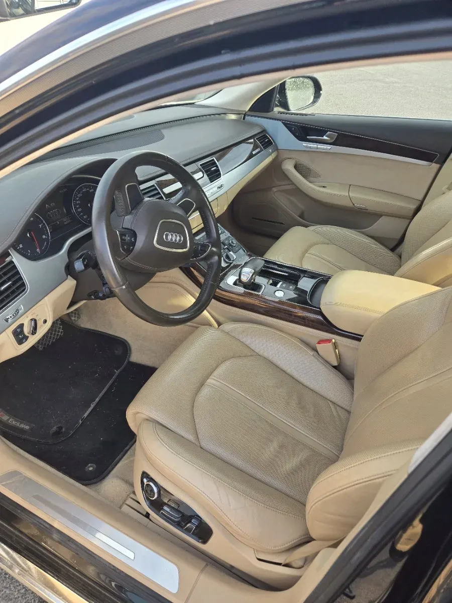 Audi A8 2010 photo 3