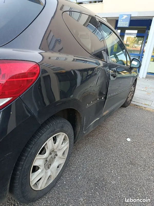 Peugeot 207 2011 photo 2