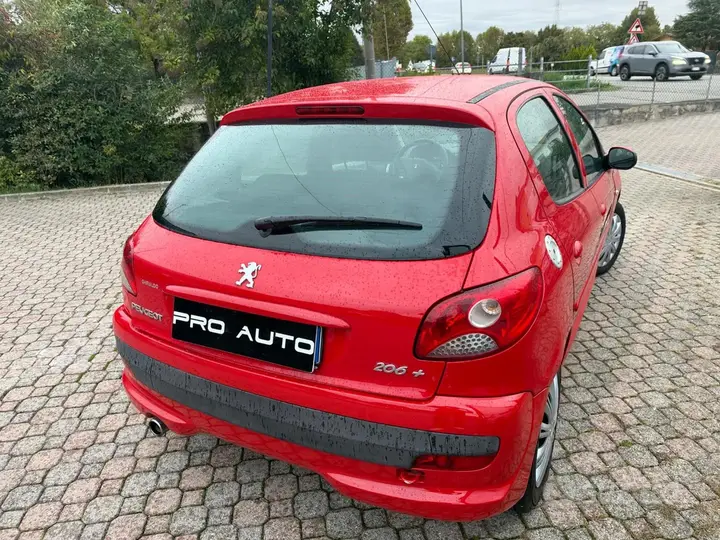 Peugeot 206 2011 photo 3