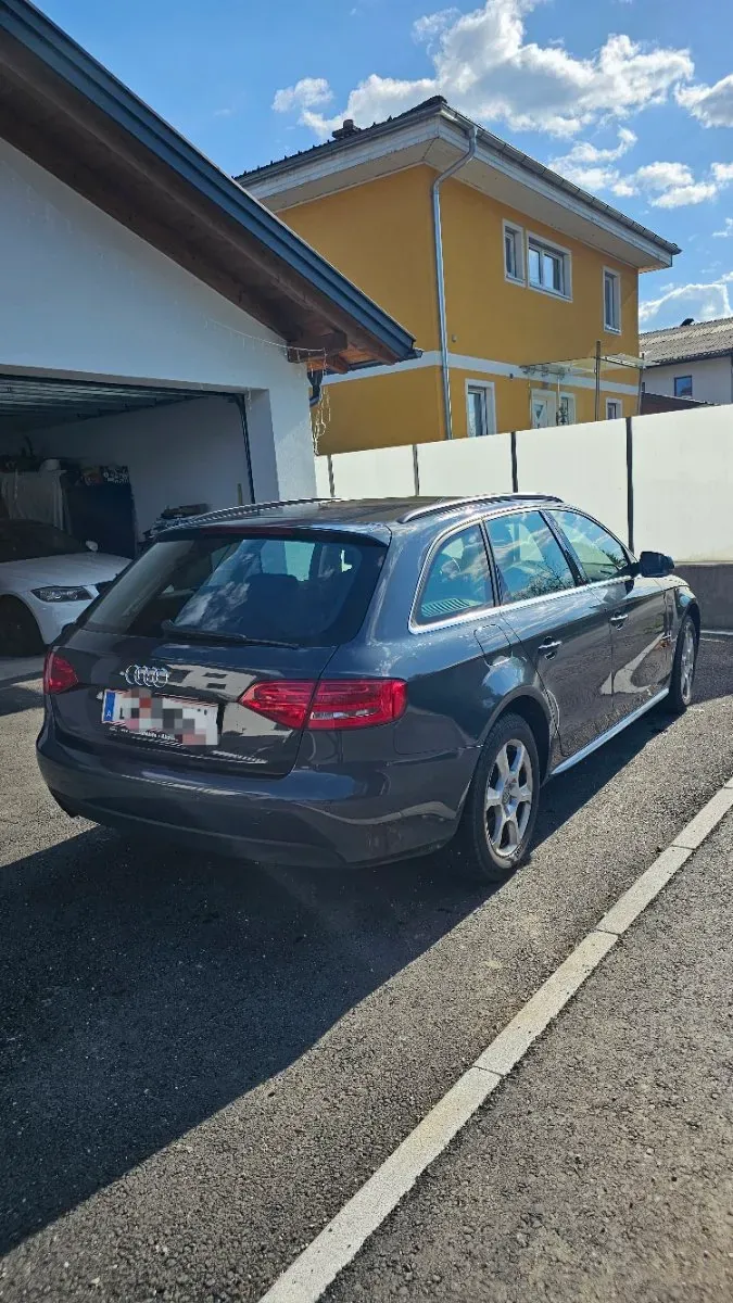 Audi A4 2011 photo 2