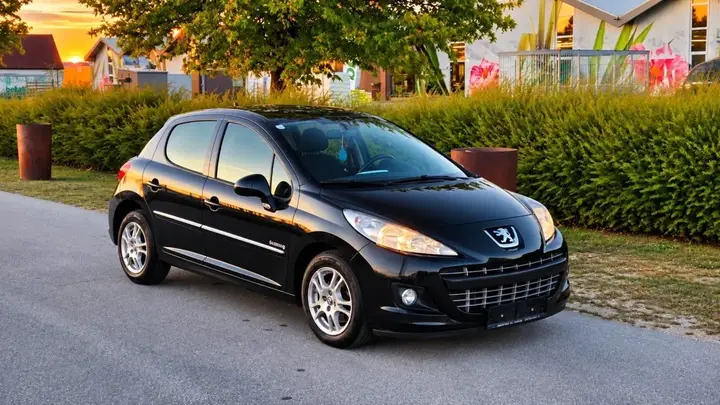 Peugeot 207 2011 photo 2
