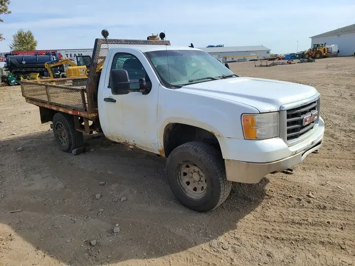 GMC Sierra 3500Hd 2010 photo 2