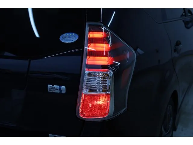 Toyota Prius Alpha 2015 photo 5