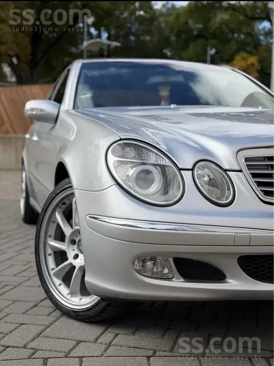 Mercedes-Benz E220 2003 photo 3