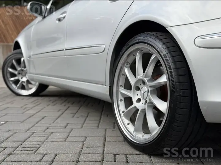Mercedes-Benz E220 2003 photo 4