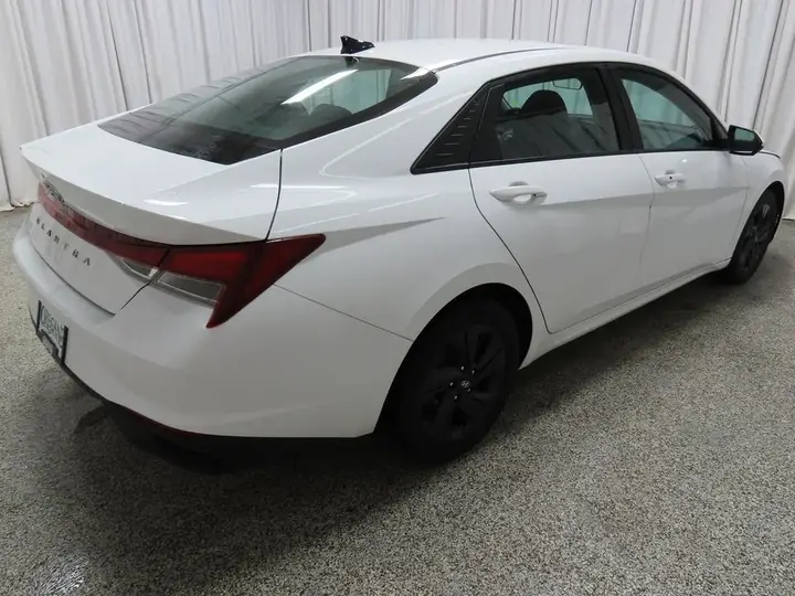 Hyundai Elantra 2022 photo 3