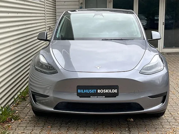 Tesla Model Y 2023 photo 2
