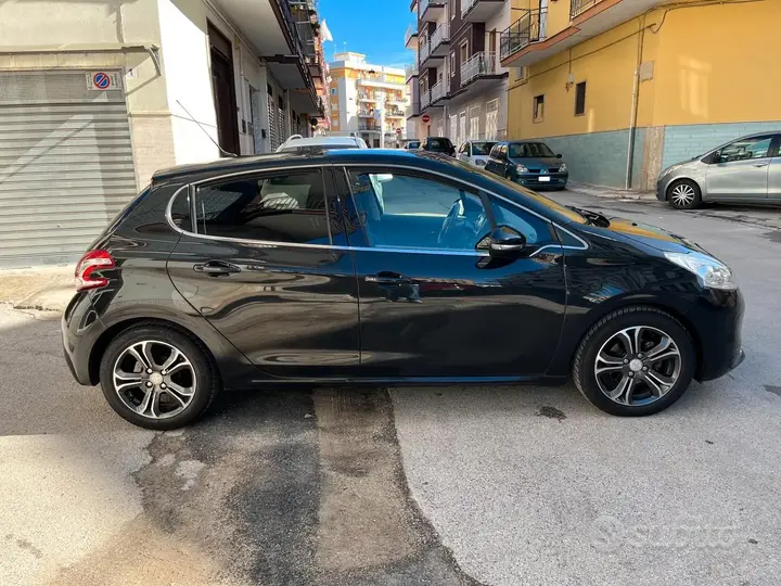 Peugeot 208 2012 photo 4