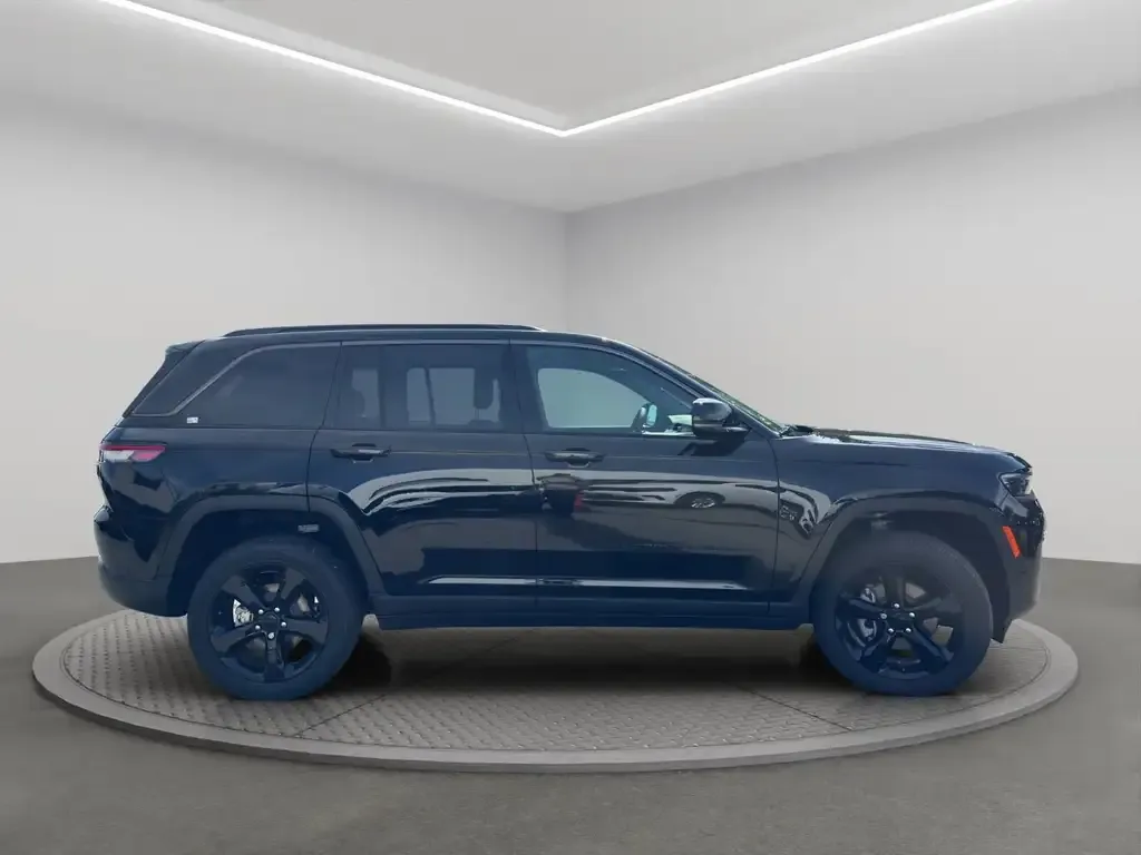 Jeep Grand Cherokee 2026 photo 3