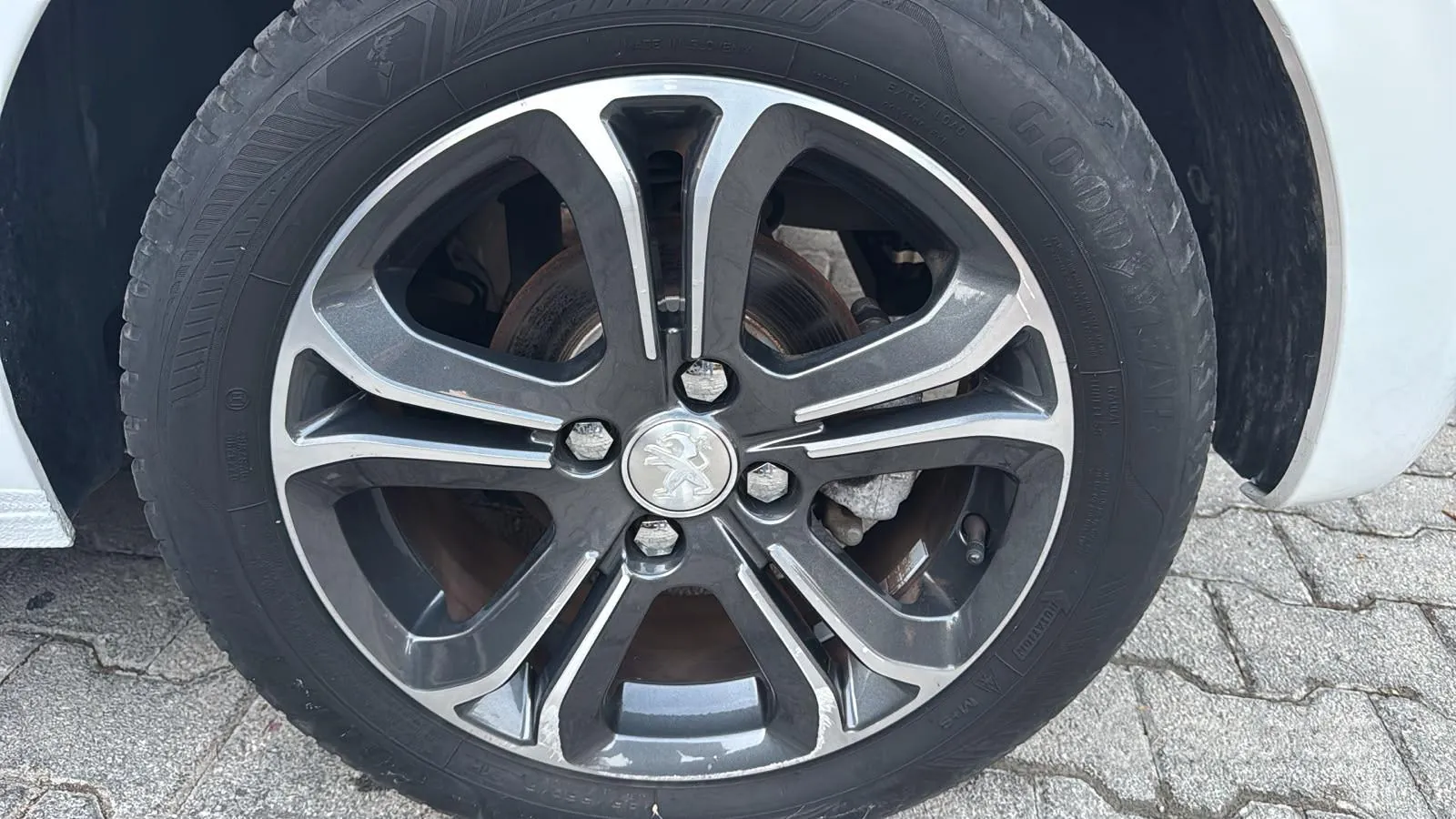 Peugeot 208 2015 photo 4