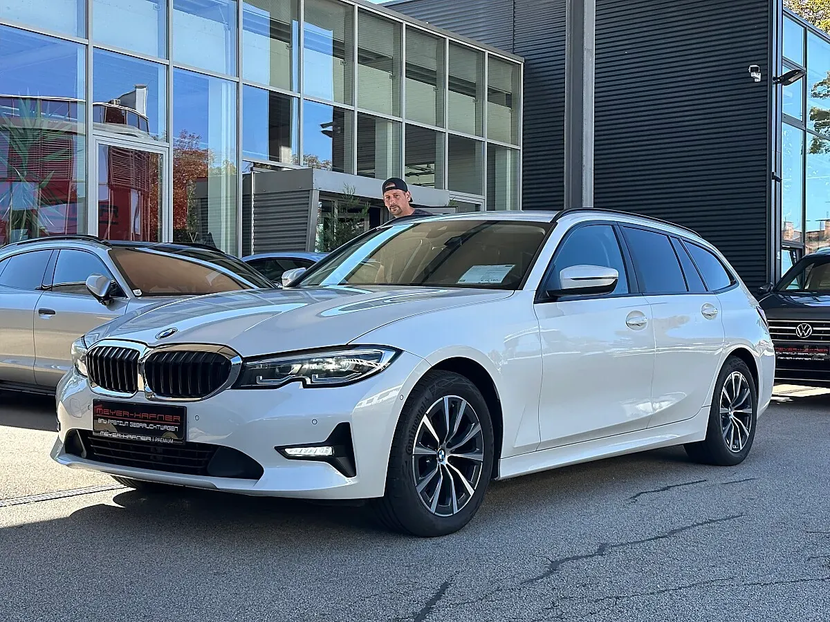 BMW 3 Series 2022 photo 2