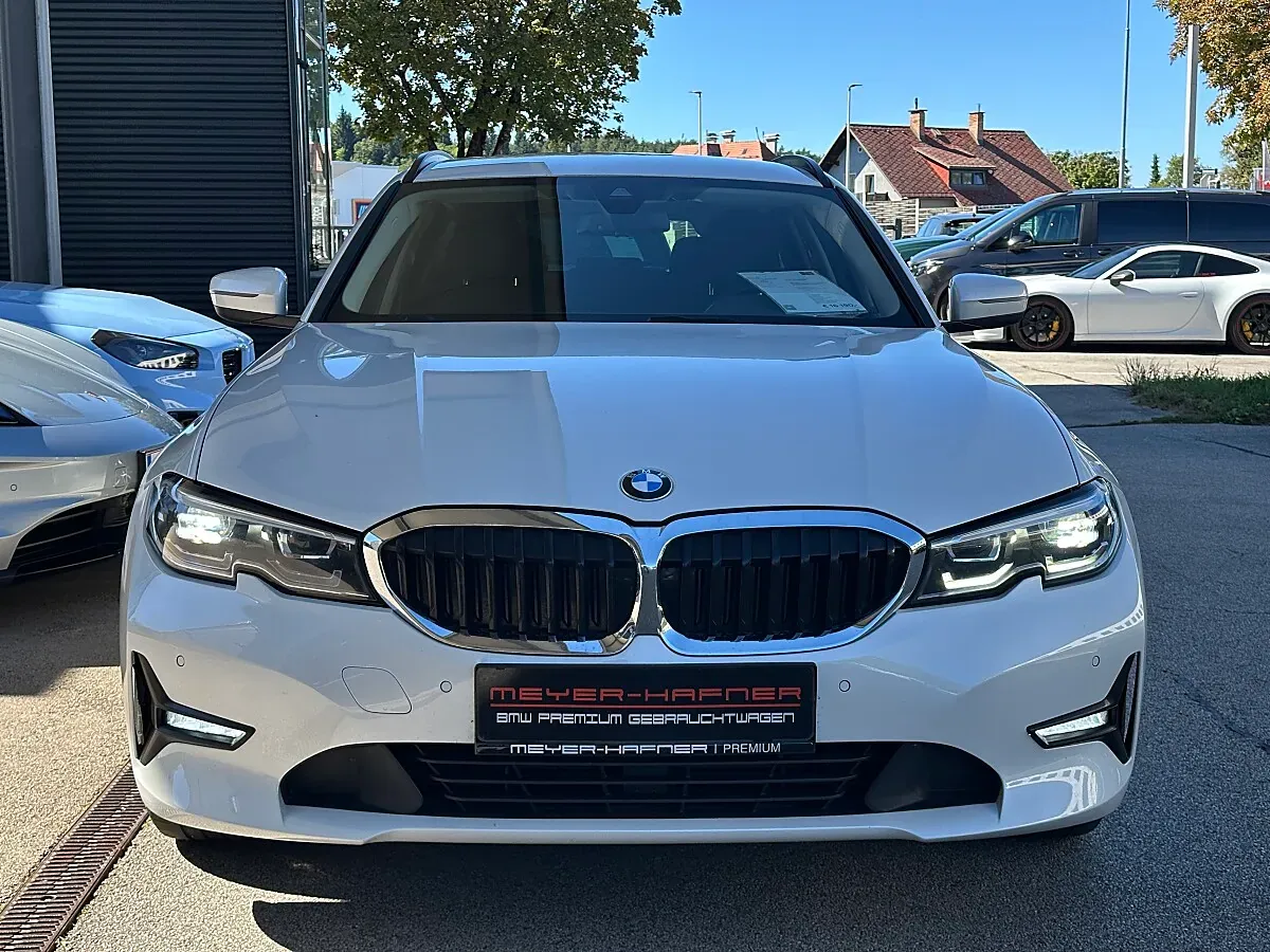 BMW 3 Series 2022 photo 3
