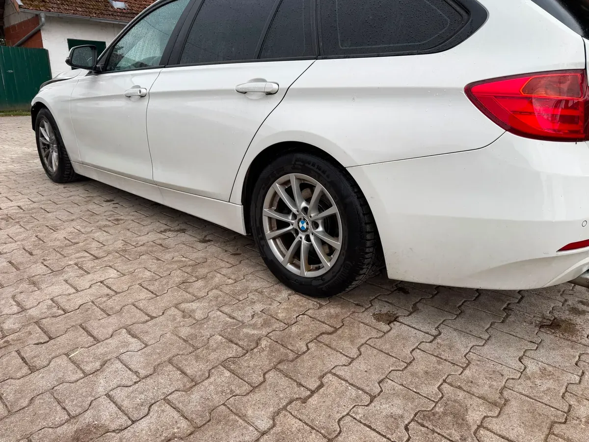 BMW 3 Series 2011 photo 2