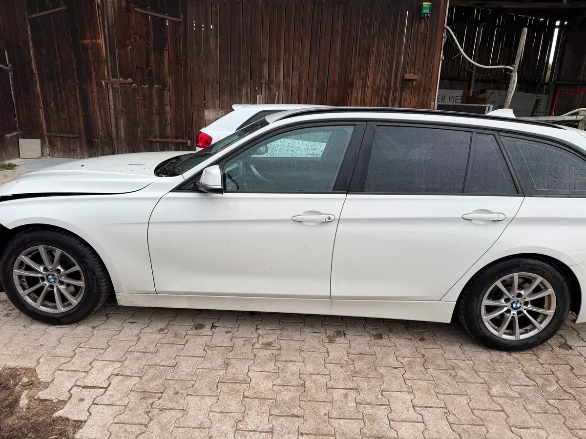 BMW 3 Series 2011 photo 3