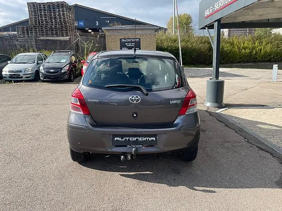 Toyota Yaris 2010 photo 3